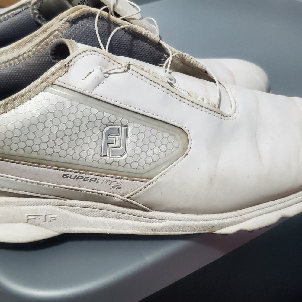 Mens size 10.5 footjoy golf shoes
